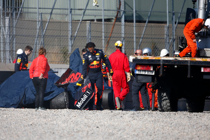 Pembalap Red Bull Racing, Pierre Gasly, mengalami crash parah pada tes pramusim F1 Barcelona ke-2