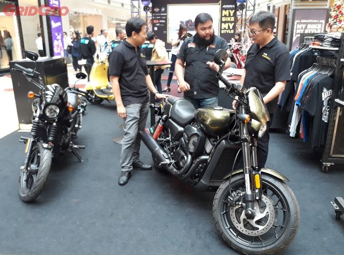 Andy Sutanto (kanan), Wakil Direktur Pembiayaan Roda Dua Adira Finance saat mengunjungi booth Harley-Davidson