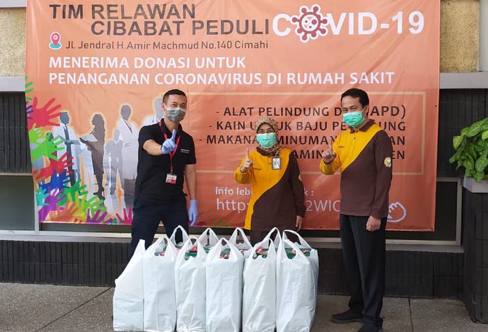 Pemberian nasi box untuk para tenaga medis di Rumah Sakit Dustira Cimahi dan Rumah Sakit Umum Daerah Cibabat. 