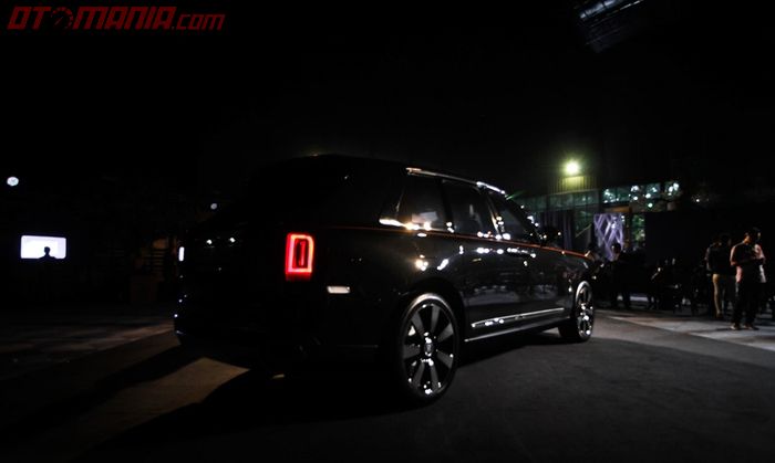 Tampak bagian samping belakang Rolls-Royce Cullinan