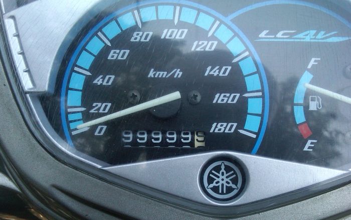 Ilustrasi Odometer motor yang masih analog