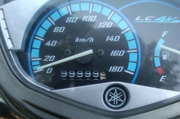 Odometer di speedometer analog otomatis kembali ke 0 km saat mentok