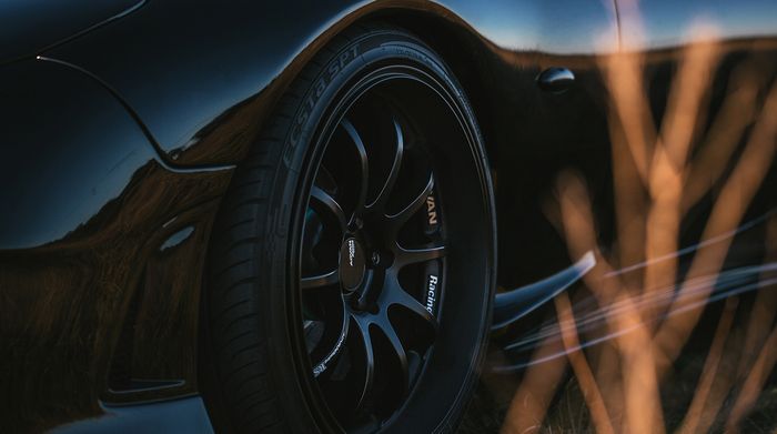 Mazda RX-7 pakai pelek Advan RS-D ukuran 19 inci