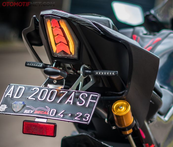 Bagian &lsquo;Bokong&rsquo; Yamaha R15 didongkrak penampilannya dengan lampu 3 in 1 berpadu sein lightech dan tail tidy YGA