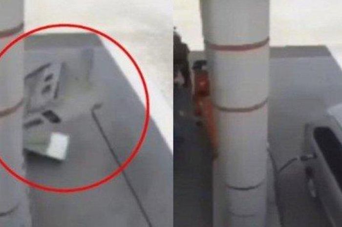 Nampak selang mesin pengisi BBM tertarik pada tangki mobil yang berjalan di salah satu SPBU Kecamatan Jiwan, Kabupaten Madiun, Jawa Timur.