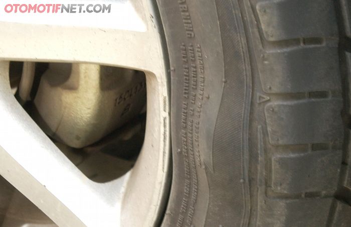 Ilustrasi ban benjol akibat menghantam lubang di jalan
