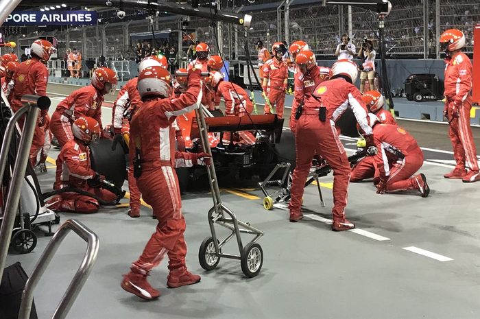 Sebastian Vettel saat menjalani pit stop F1 Singapura, mengganti ban hypersoft dengan ultrasoft