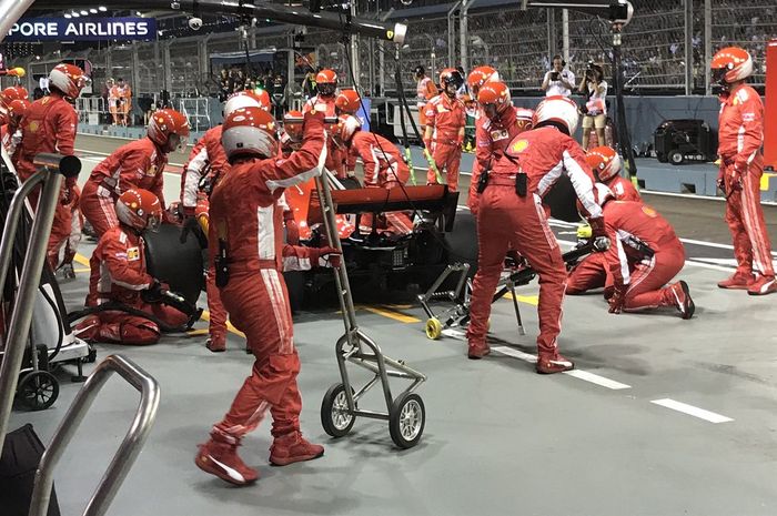Sebastian Vettel saat menjalani pit stop F1 Singapura, mengganti ban hypersoft dengan ultrasoft