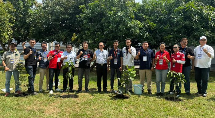 AXIC berikan bibit tanaman kepada  TMMIN sebagai upaya penghijauan