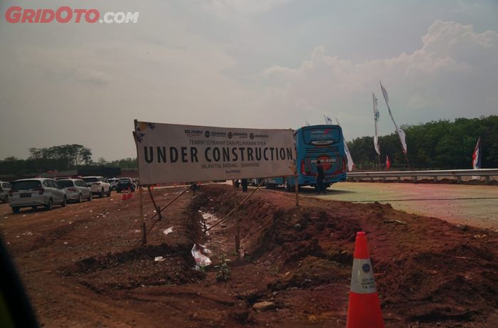 Kondisi ruas tol Solo-Surabaya masih ada bagian yang belum selesai dikerjakan