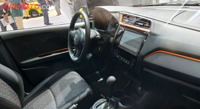 Interior All New Brio RS dengan posisi kemudi berada di sebelah kiri.