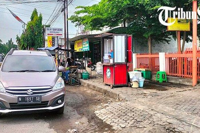 Suzuki Ertiga ditinggal pemiliknya seharian di depan kantor pos. Warga resah