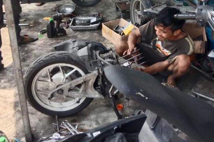 bengkel satu ini buka sampai 14 jam gara-gara diserbu motor yang penyakitnya hampir semua sama