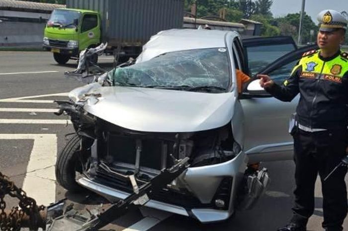 Toyota Avanza amburadul habis tusuk truk dari belakang di Tol Jagorawi (19/2/2024).