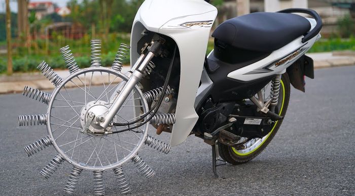 Modifikasi koplak motor bebek Honda ban pakai per