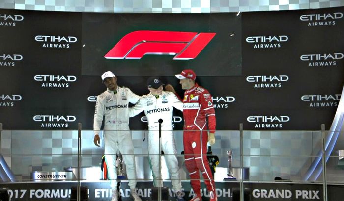 Di GP Abu Dhabi 2017, Valtteri Bottas (tengah) kalahkan dua pembalap penyandang gelar juara dunia Lewis Hamilton dan Sebastian Vettel