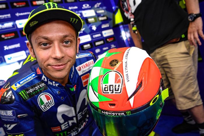 Valentino Rossi dengan bangga menunjukkan desain livery baru helm balapnya yang khusus dipakai untuk
