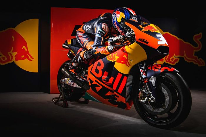 Bradley Smith di atas motor KTM MotoGP