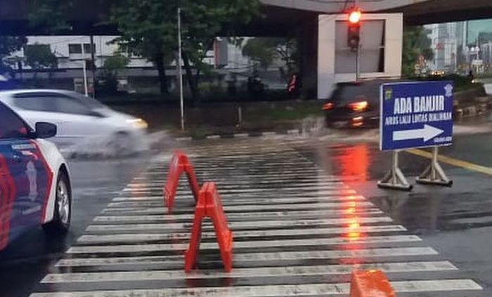 Jalan dialihkan akibat banjir melanda Jakarta.