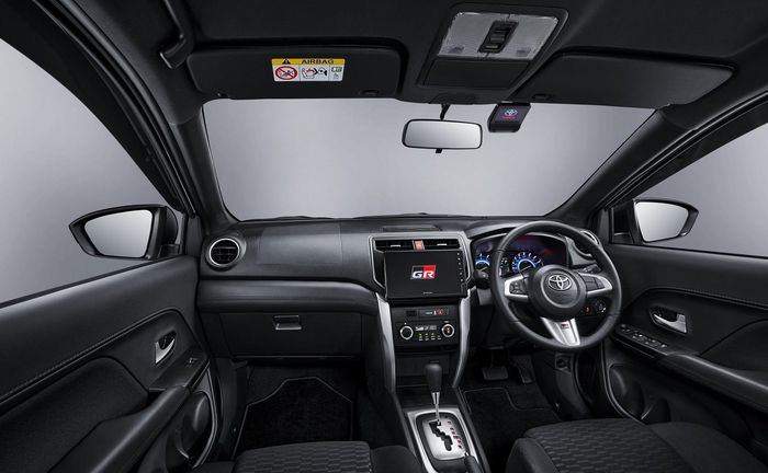 Interior New Toyota Rush GR Sport didominasi oleh nuansa hitam.