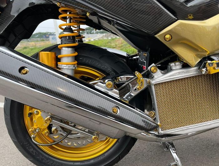 Sokbreker belakang Yamaha NMAX pasang Ohlins YA-776 plus sentuhan krom