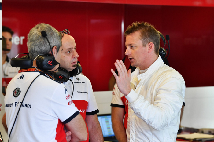 Kimi Raikkonen berbincang dengan mekanik Sauber