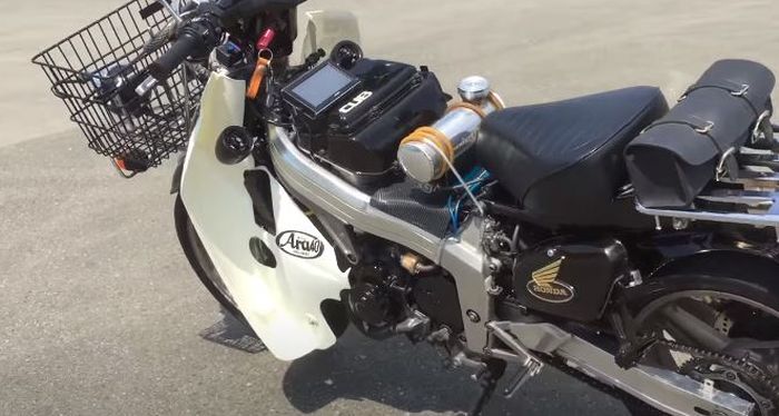 Honda Super Cub bermesin CBR250RR 4-silinder menggunakan rangka model twin spar