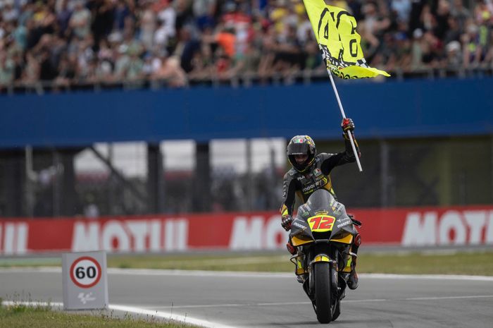 Finish kedua di MotoGP Belansa 2022, Marco Bezzecchi mengibarkan bendera Valentino Rossi