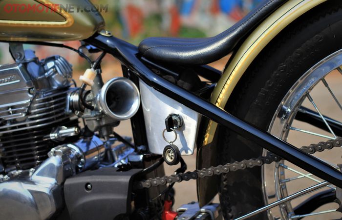 Kunci kontak pindah di bawah jok yang bertugas sebagai starter mesin