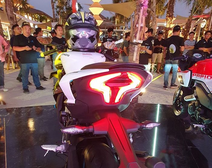 Lampu rem CFMoto450SR bentuknya khas keluarga SR