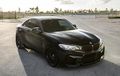 BMW M2 Gaya Sporty Minimalis, Bodi Full Hitam, Pasang Pelek Menawan