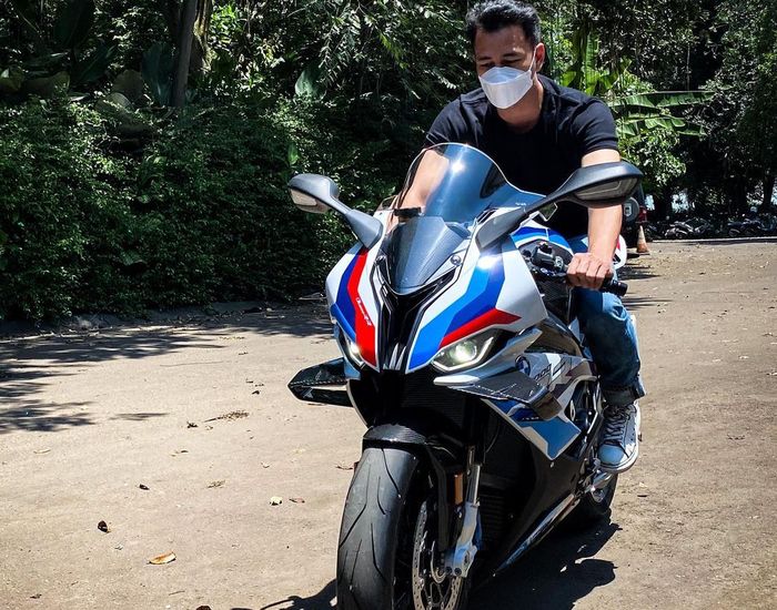 Raffi Ahmad saat jajal BMW M 1000 RR