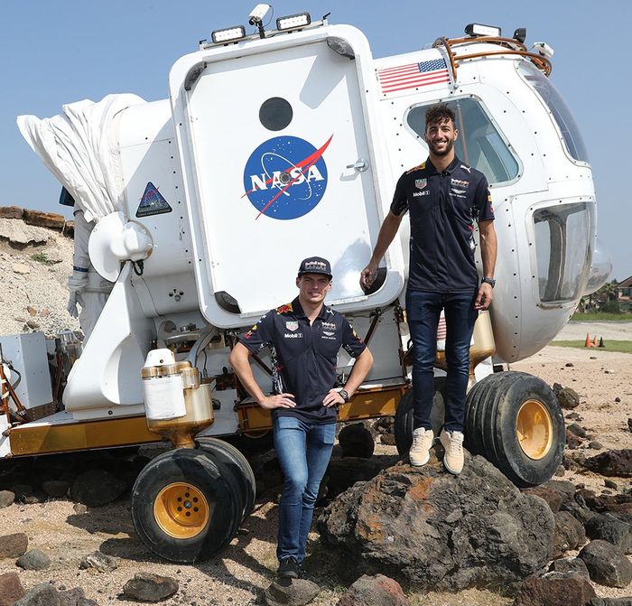 Max Verstappen dan Daniel Ricciardo mencoba berbagai fasilitas yang ada di NASA