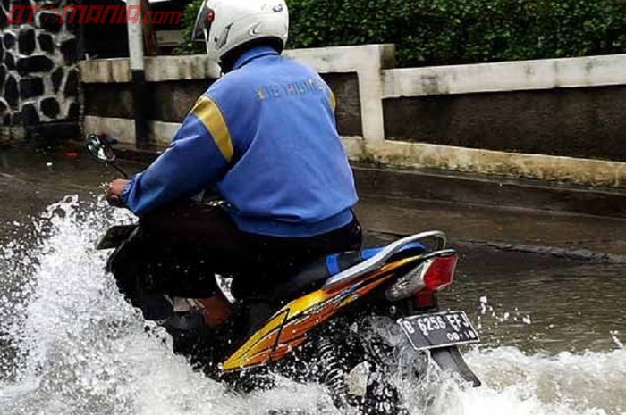 Ilustrasi motor terabas banjir