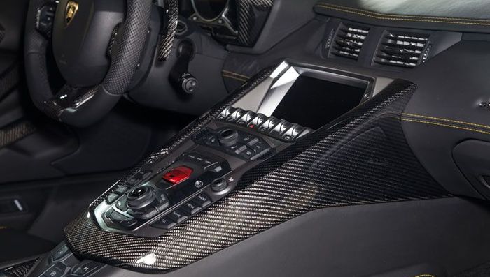 Interior Lamborghini Aventador S berbahan serat karbon
