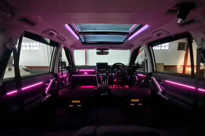 Kabin Toyota Innova Zenix tampil impresif usai pasang ambient light