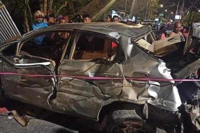 Honda Jazz hancur hingga bodi terkelupas akibat dihantam truk tangki rem blong di Kupang, NTT