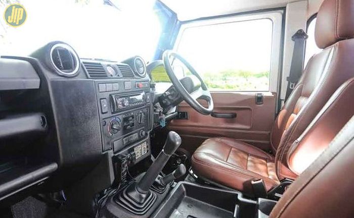 Interior Land Rover Defender ini lebih nyaman dibandingkan dengan generasi sebelumnya