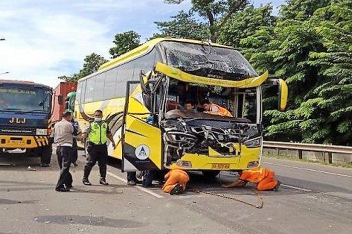 Tabrakan beruntun di Tol JORR Cakung KM 50. 500, Pulo Gebang, Jakarta Timur.