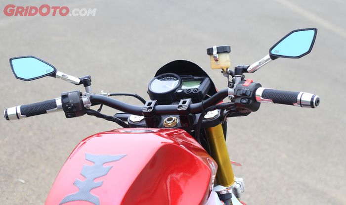 Segitiga GSX-R600 harus dilubangi sebagai dudukan setang pipa di Kawasaki Ninja 250