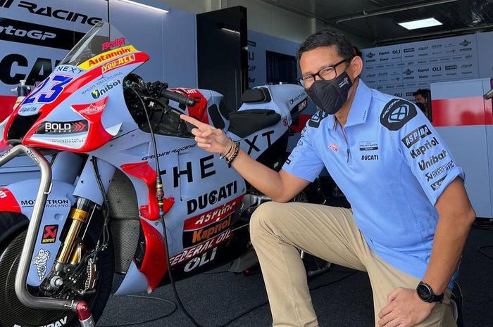 Sandiaga Uno di sebelah motor Ducati Desmosedici GP21 besutan Enea Bastianini saat tes MotoGP Indonesia 2022 di sirkuit Mandalika. 