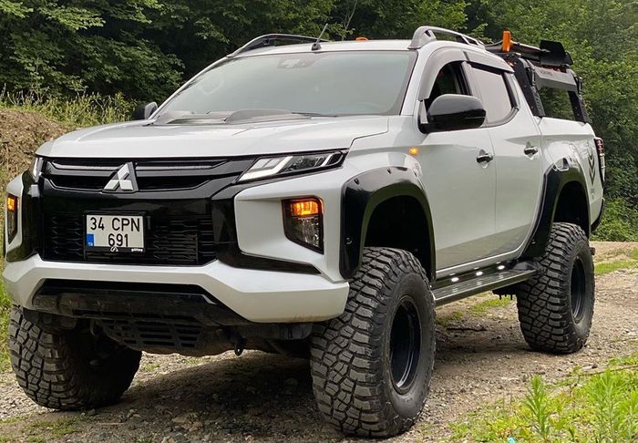 Tongkrongan Mitsubishi Triton gaya ALTO pakai lift kit