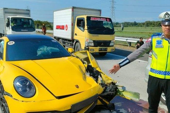 Porsche 911 Carrera S tabrak Honda Jazz di Tol Kertosono