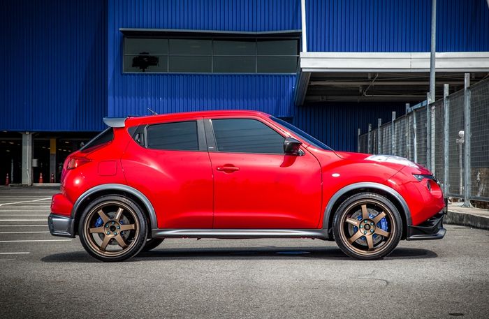 Tampilan samping modifikasi Nissan Juke dihias beberapa part karbon Nismo
