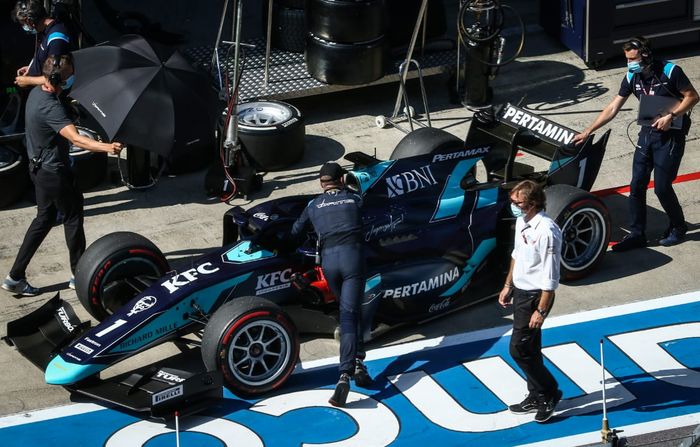 Mekanik tim DAMS sudah bekerja keras mencari akar masalah pada mobil Sean Gelael untuk di race 2 F2 Austria