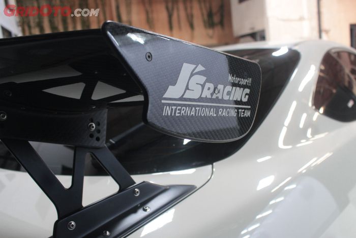 Spoiler Honda Integra DC5R lansiran JS Racing berlapis karbon