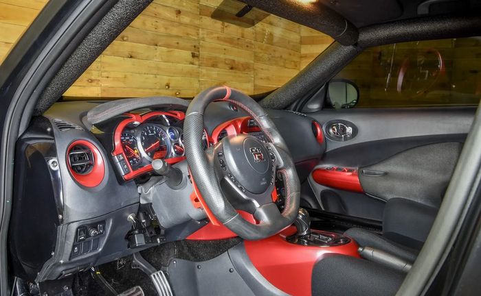 Tampilan interior Nissan Juke-R