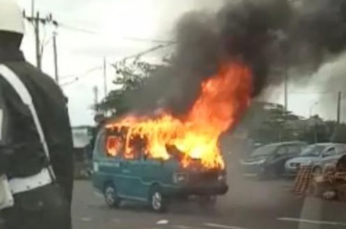 Angkot D41 Depok terbakar di exit tol Cijago