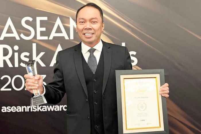 Direktur Utama PT Jasa Raharja, Rivan A Purwantono memenangkan penghargaan Risk Professionals of The Year.