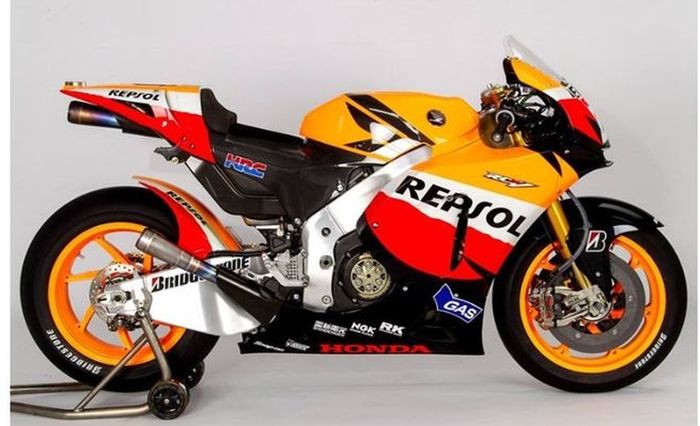RC212V musim 2010 nampak minim bedanya dengan 2009, masih didominasi warna oranye sebagai ciri khasnya Repsol nih
